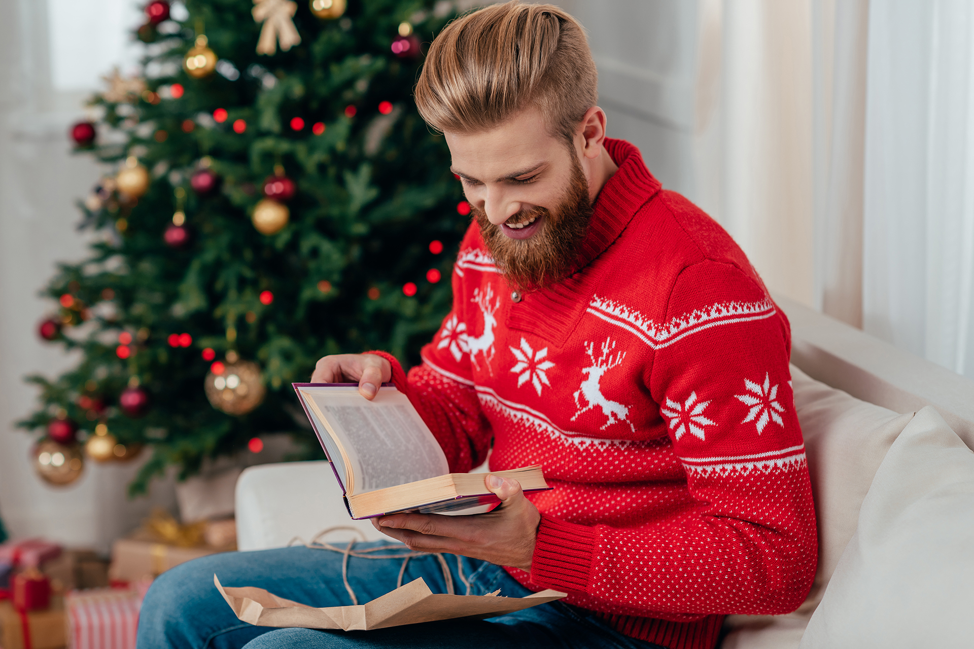 uomo legge libro da regalare a natale