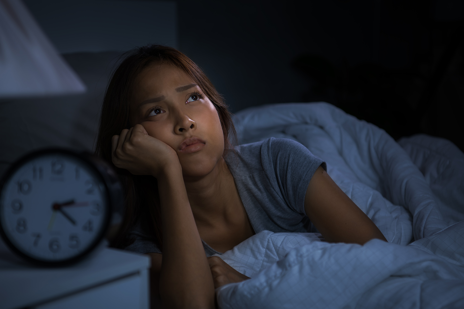 donna che soffre di insonnia