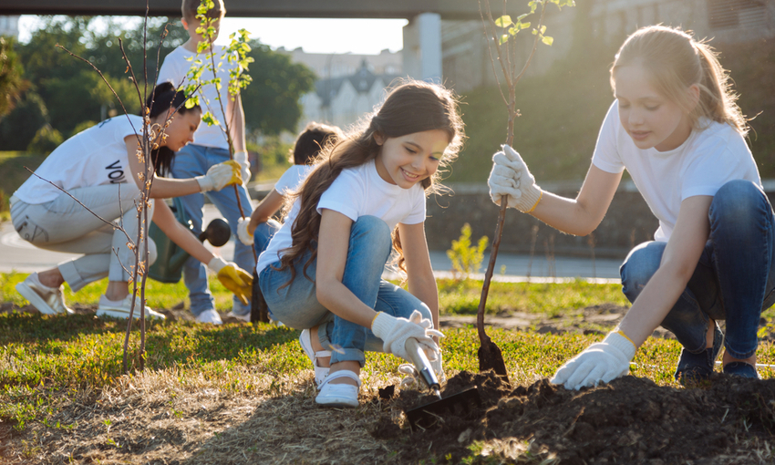 persone e bambini fanno agricoltura