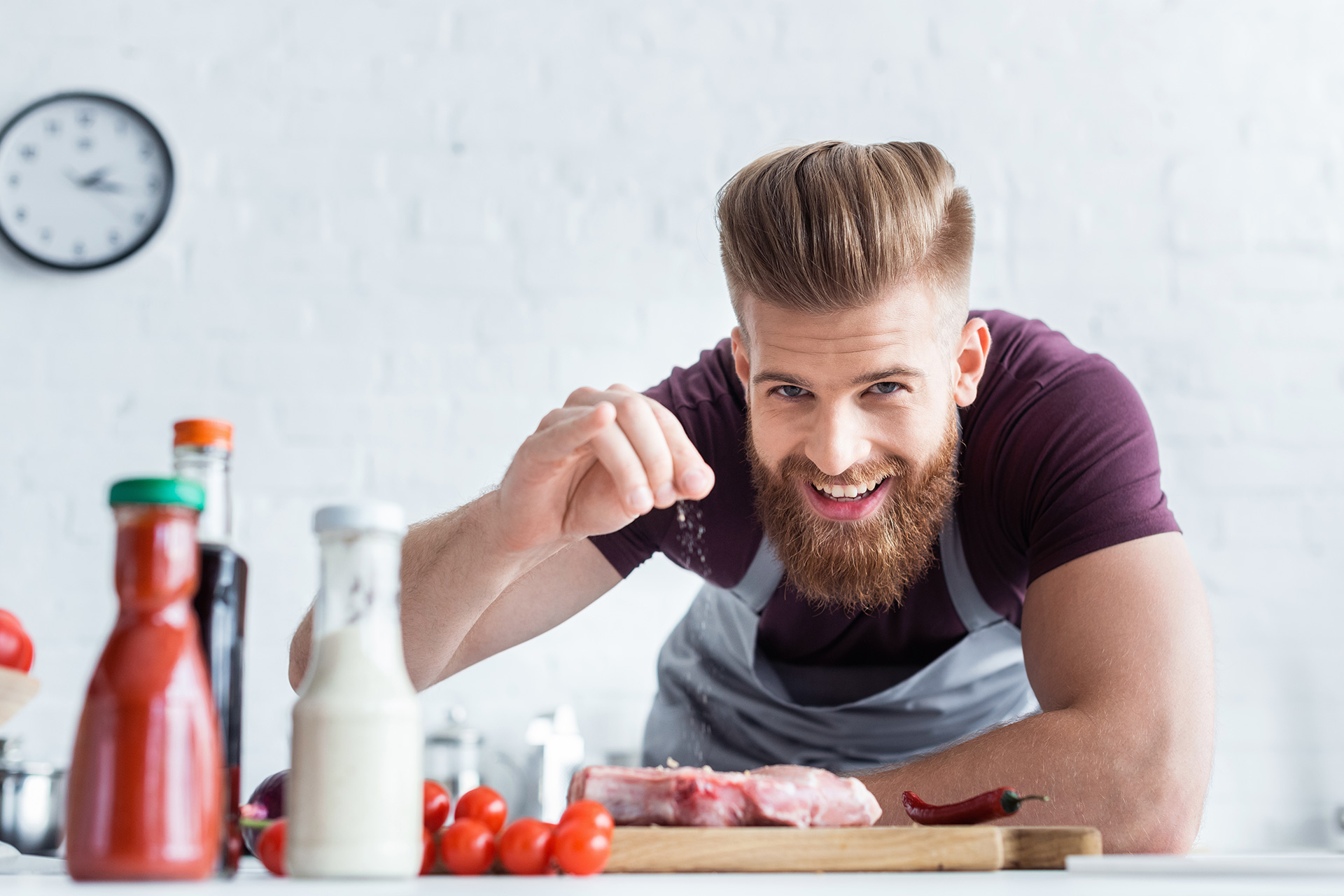 uomo cucina spezzatino