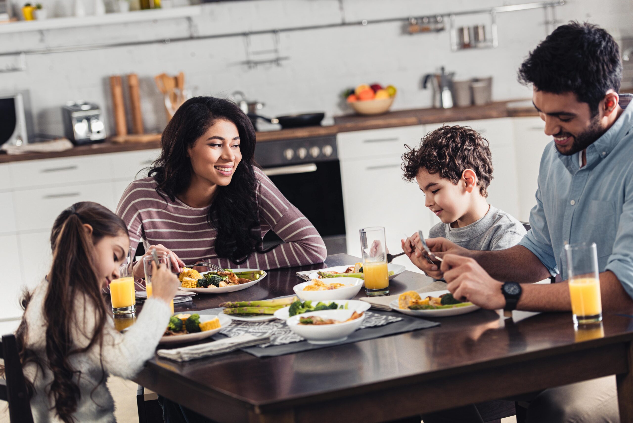 famiglia mangia con bambini