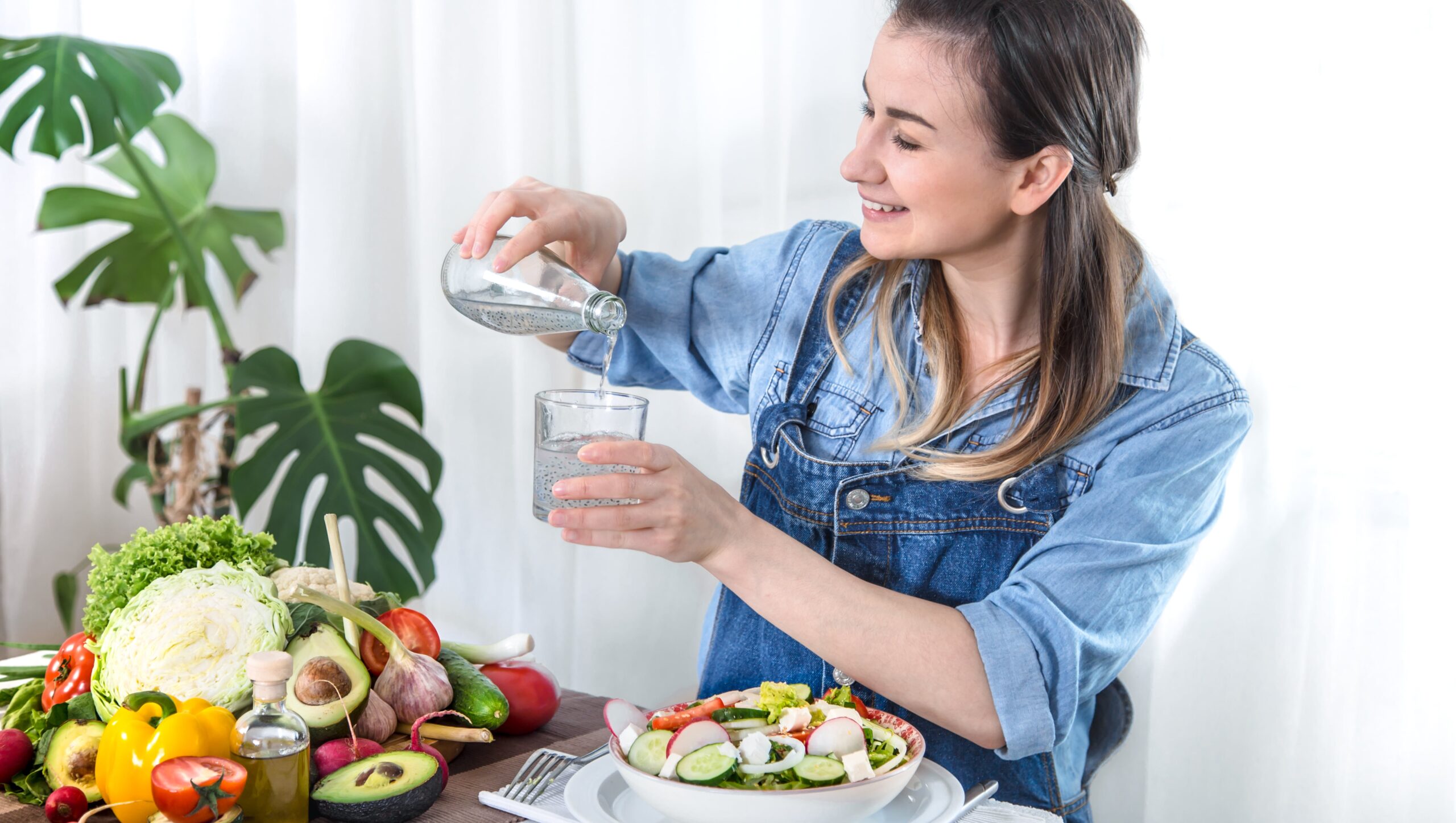 donna beve acqua durante pasto