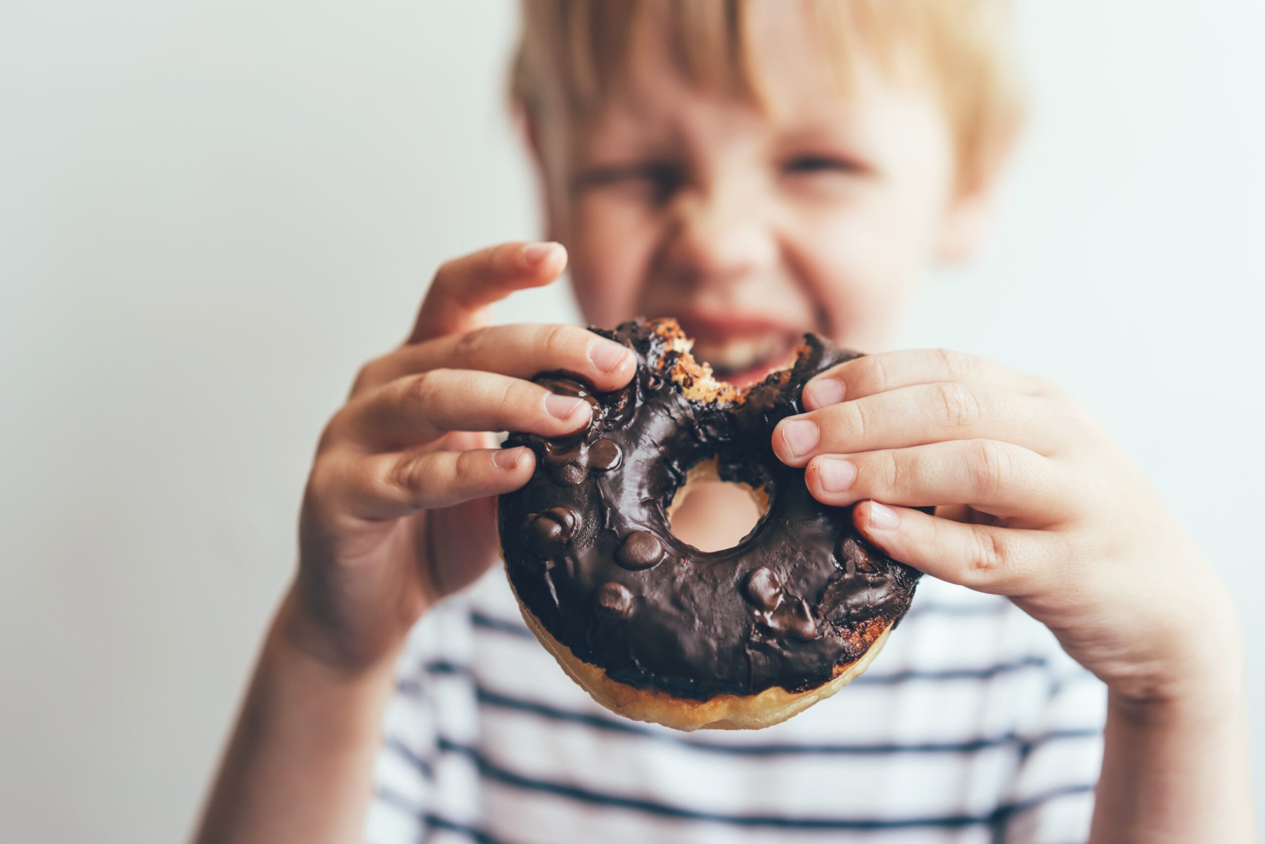 bambino mangia ciambella - obesità infantile