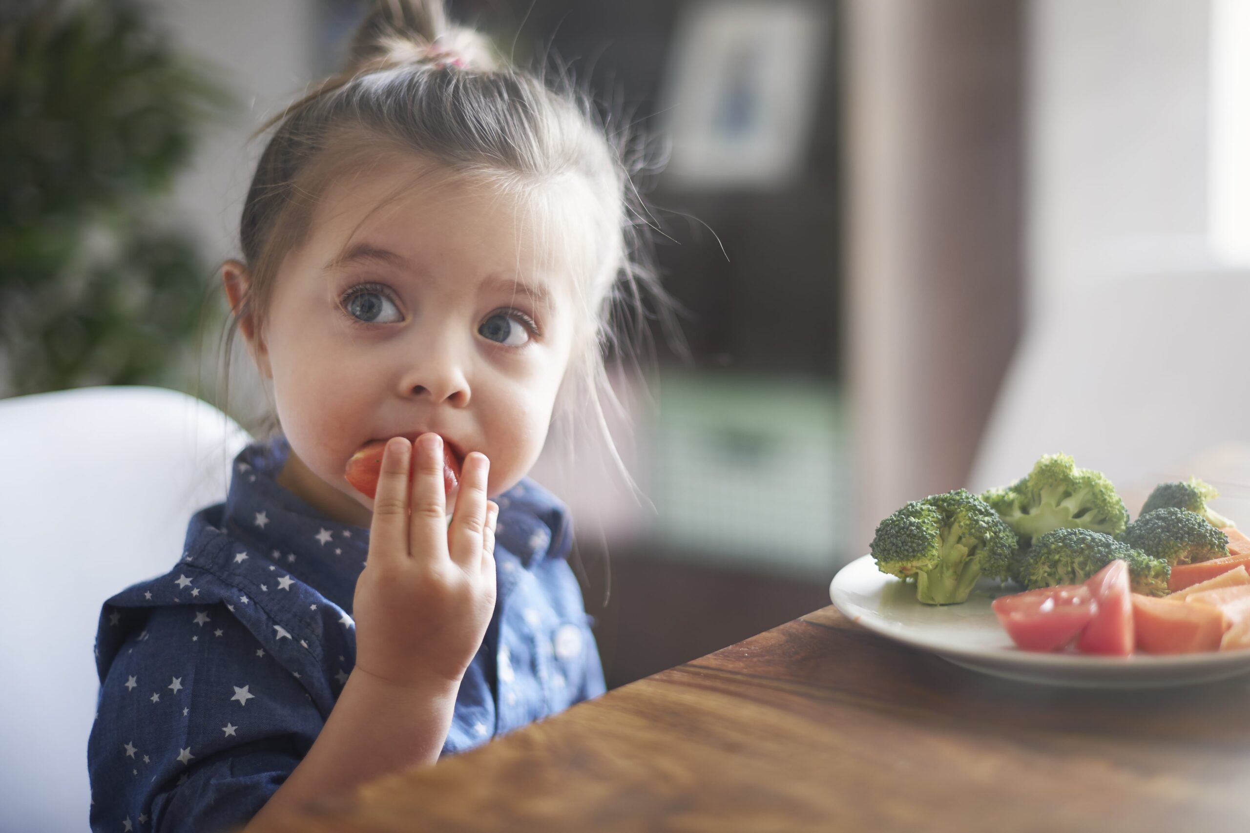 bambina mangia merenda sana