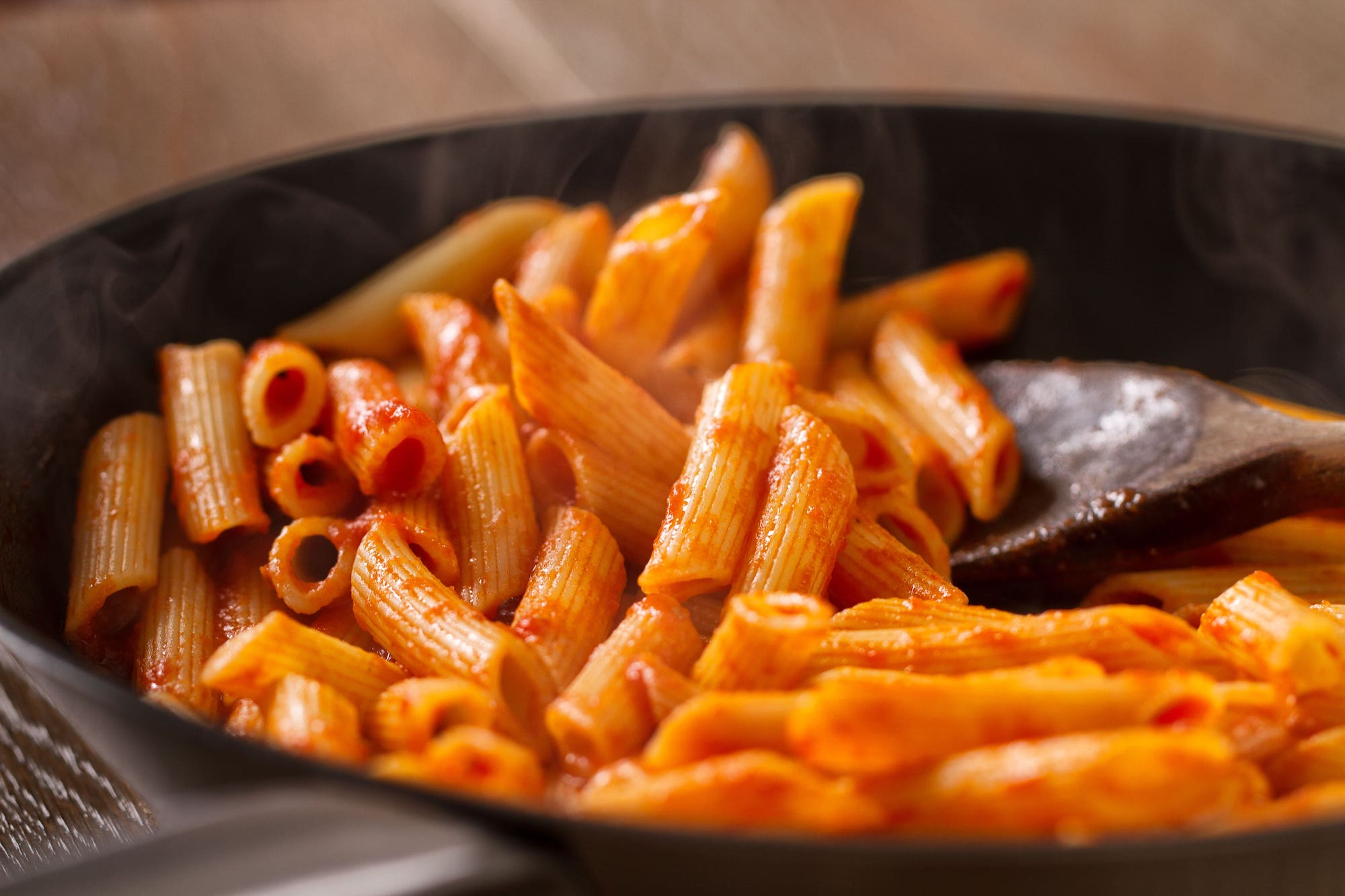 pentola con pasta al pomodoro