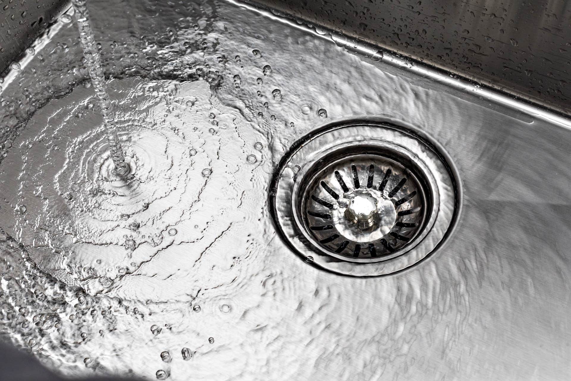 lavandino con acqua