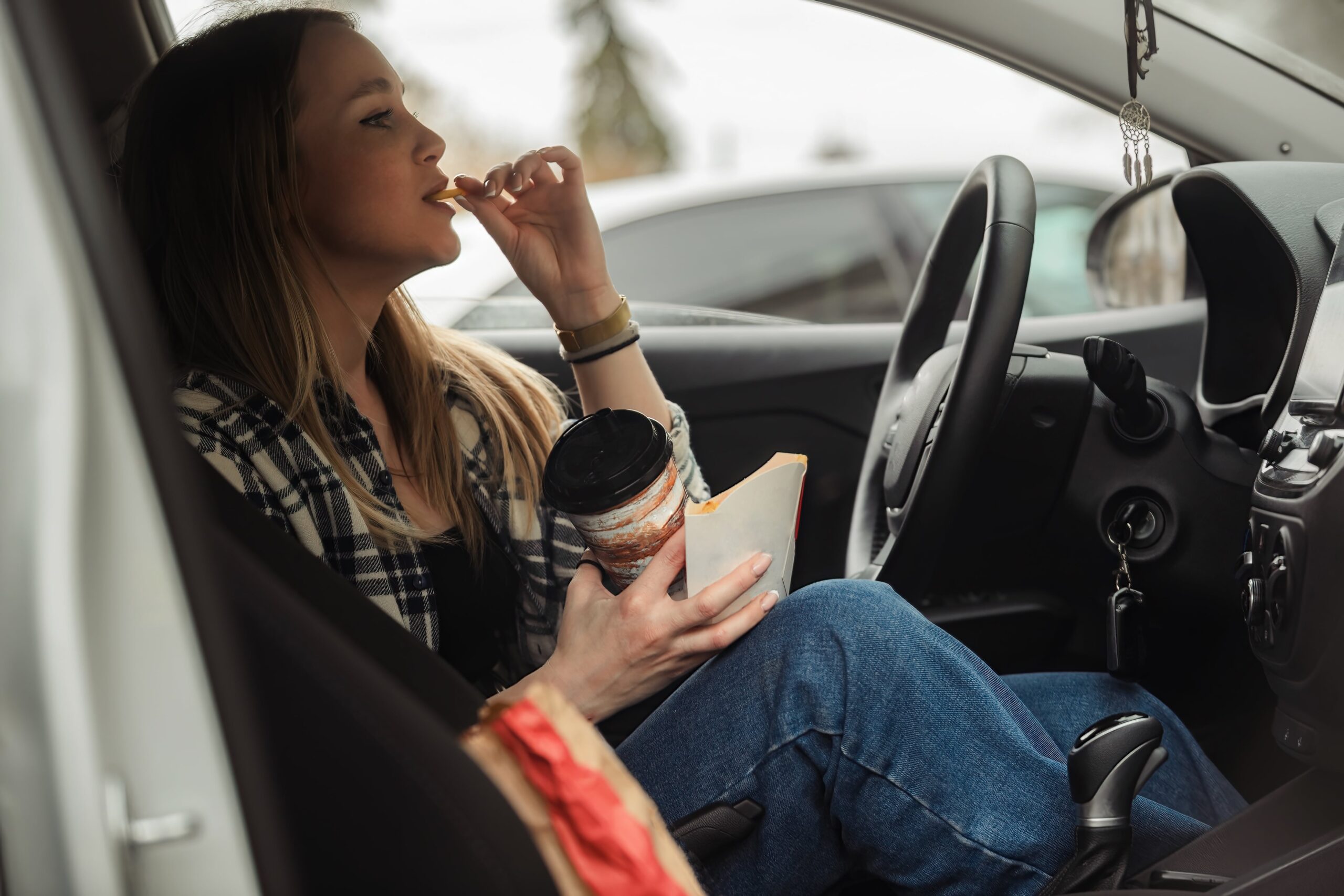 mangiare cibo spazzatura in viaggio