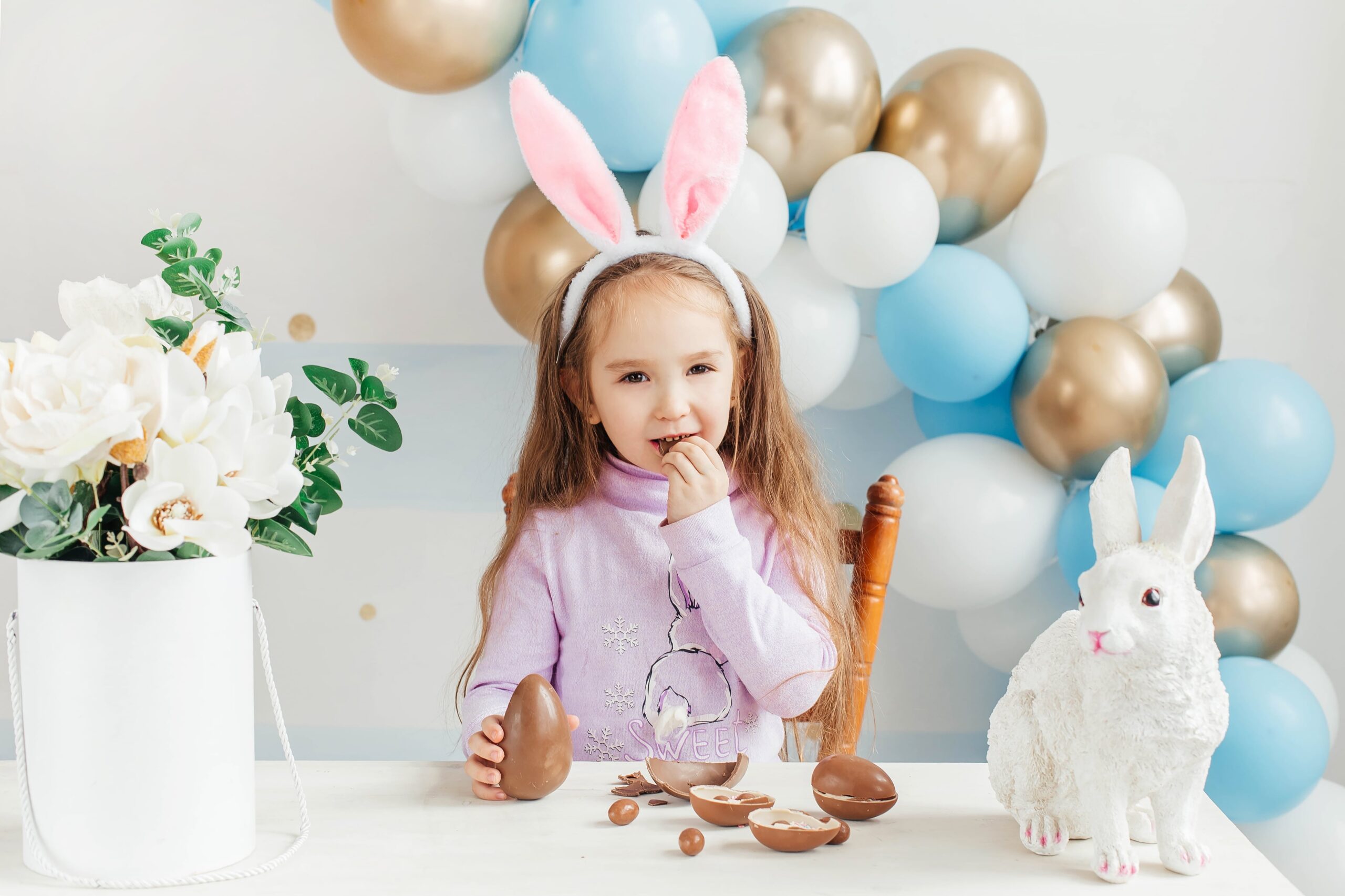 bambina mangia uova di pasqua