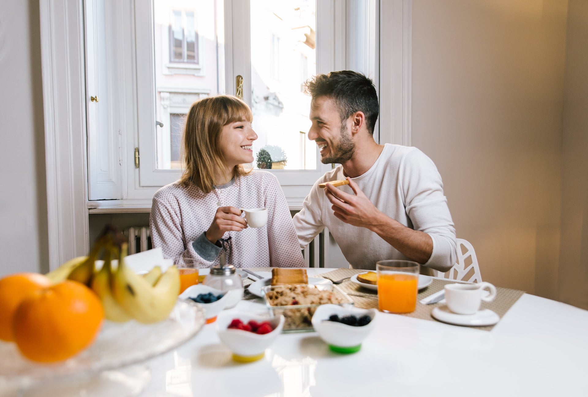 coppia fa colazione