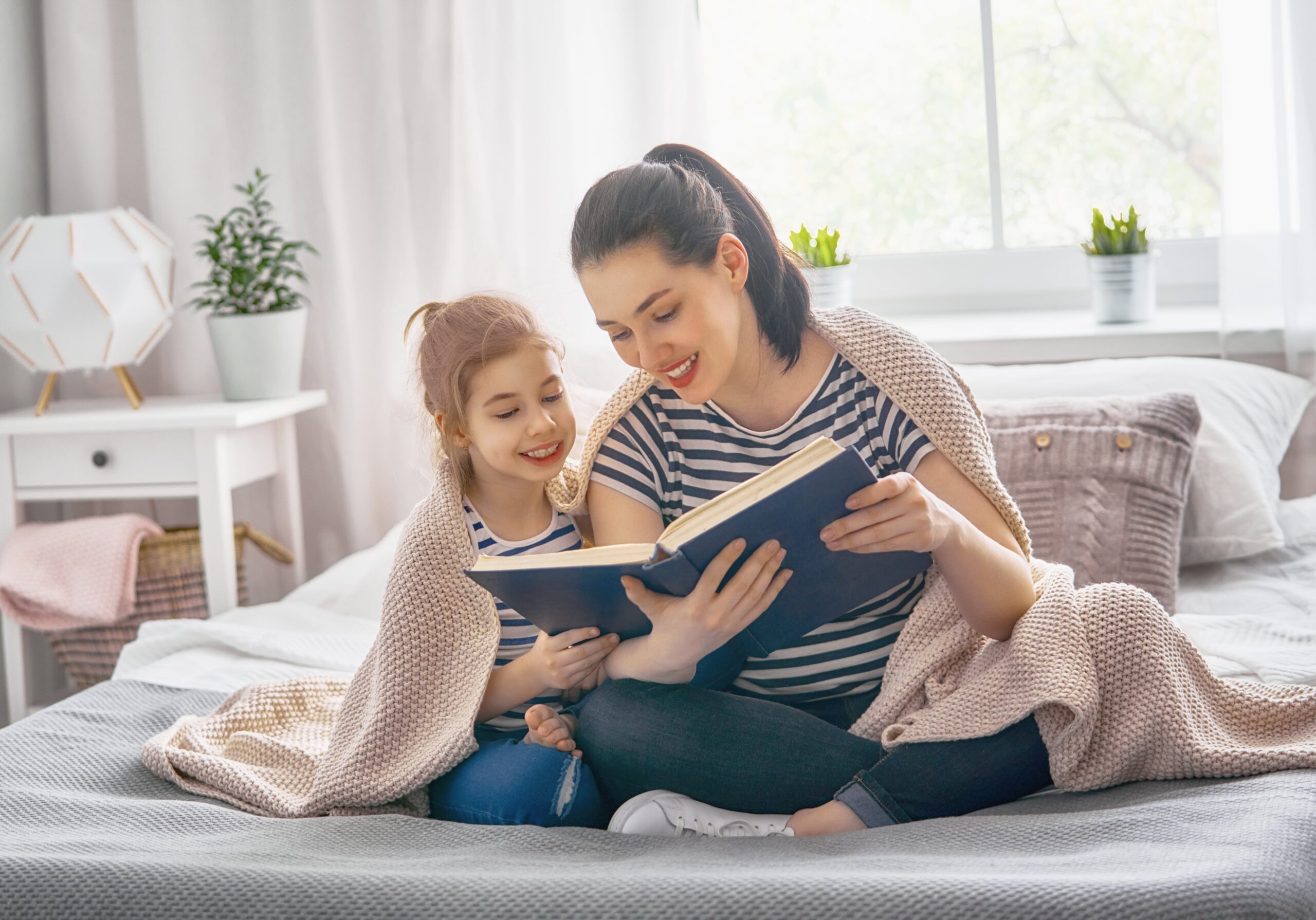 madre e figlia leggono insieme libri per bambini sul cibo