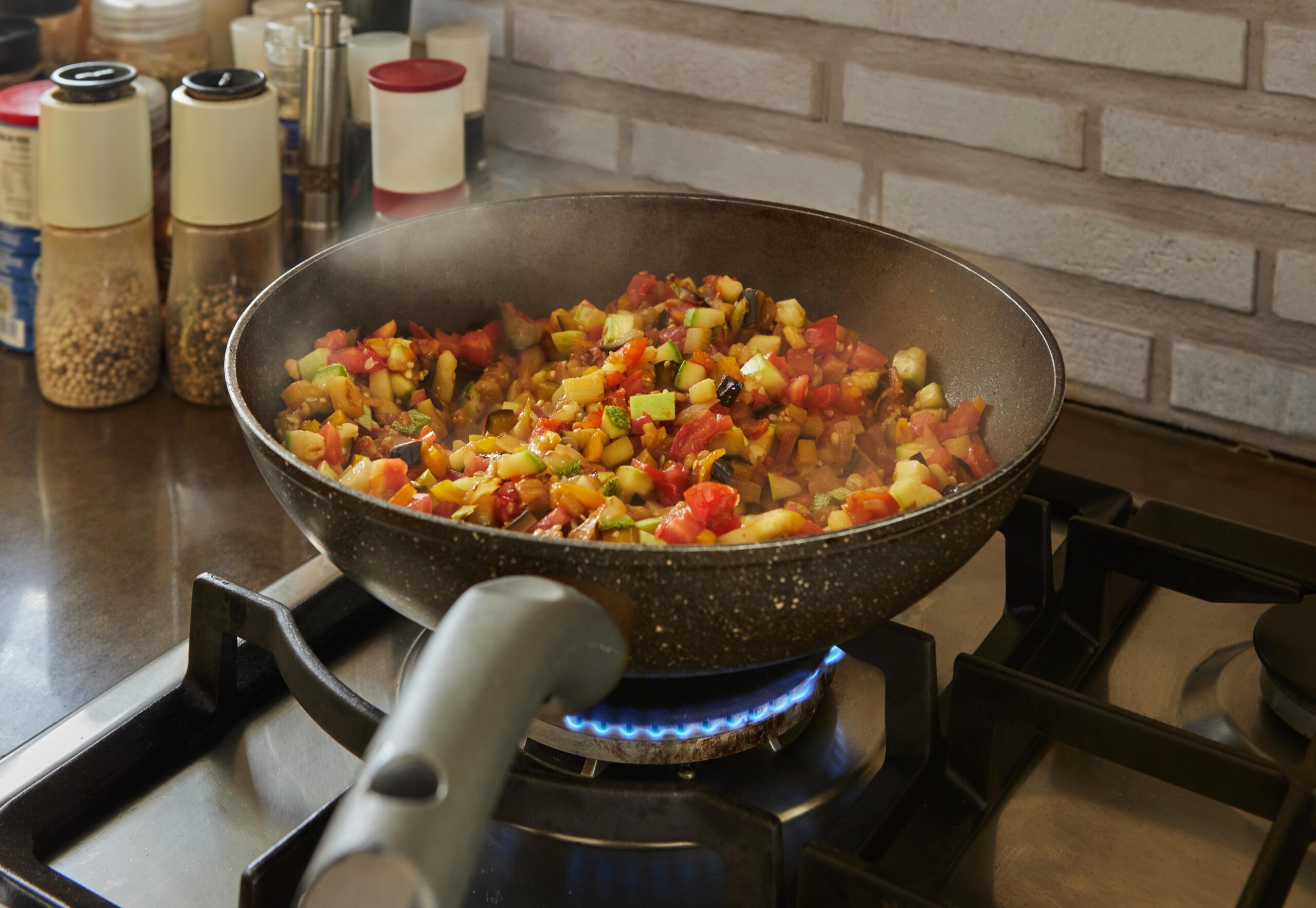padella con sugo per pasta alla mediterranea
