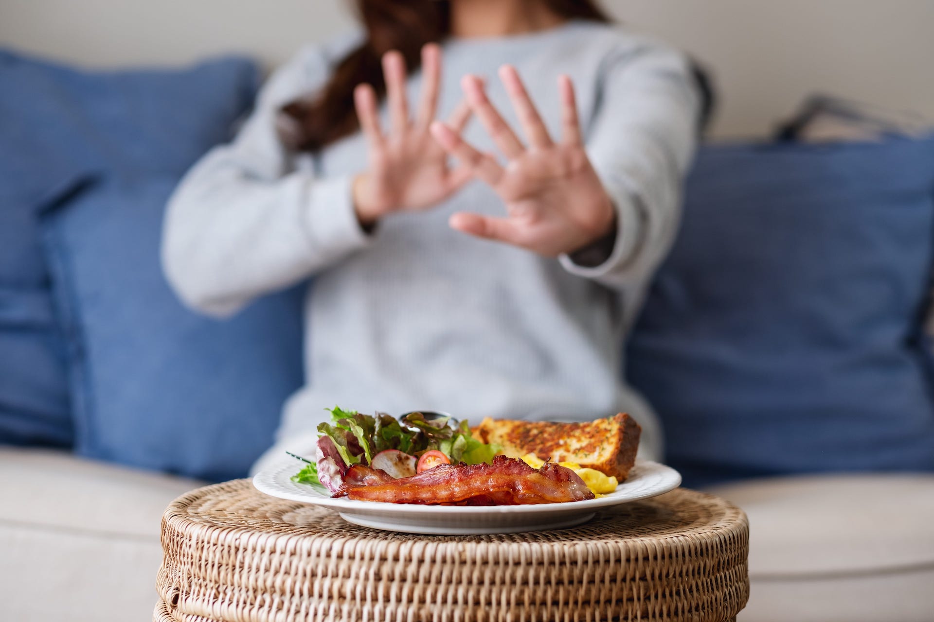 donna rifiuta cibo a causa di fake news