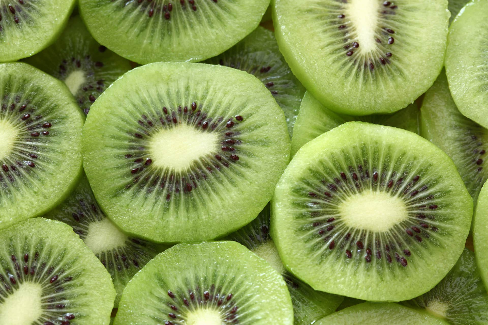 kiwi ricchi di antiossidanti sono cibi che aiutano l'abbronzatura
