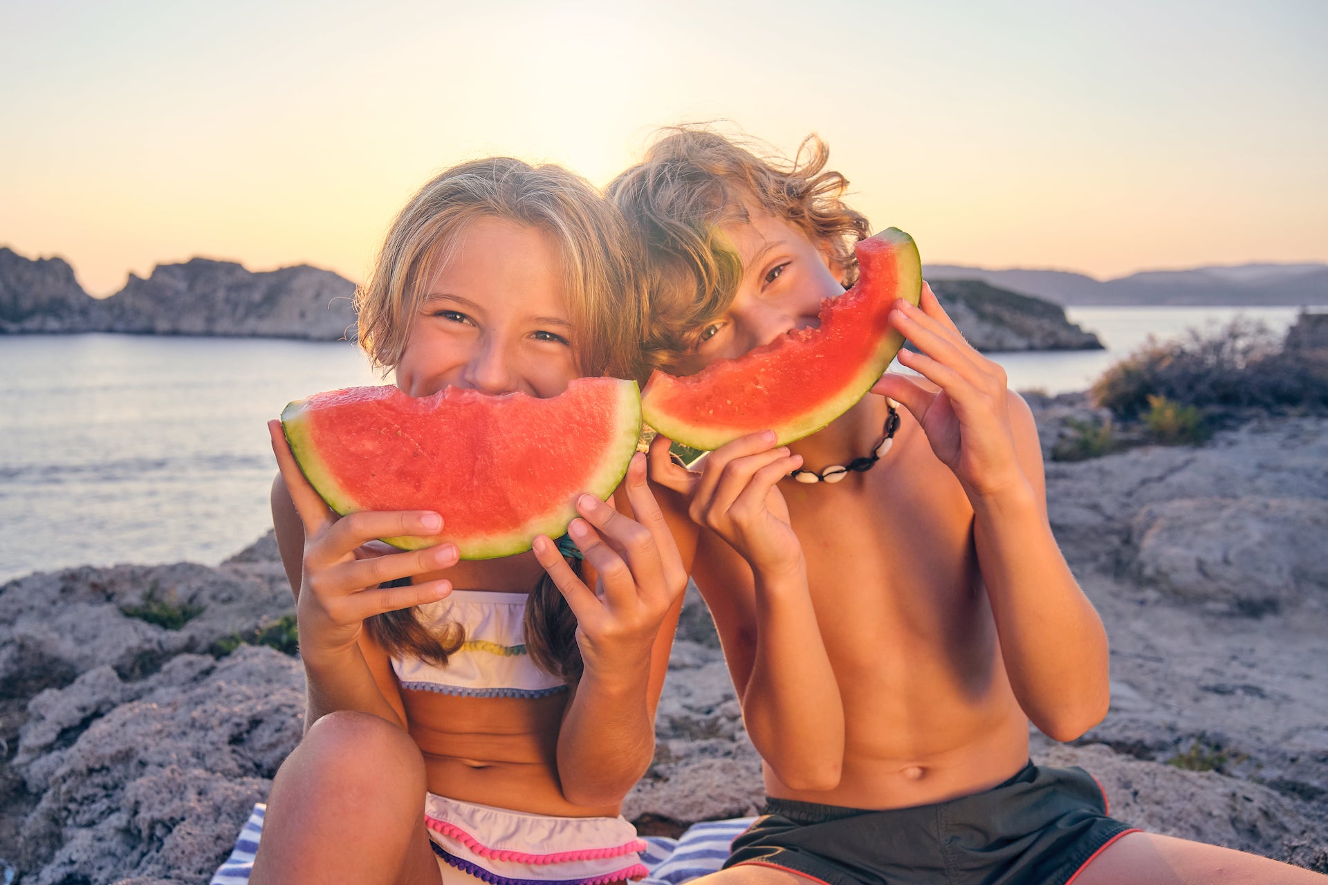 bambini fanno merenda sana al mare