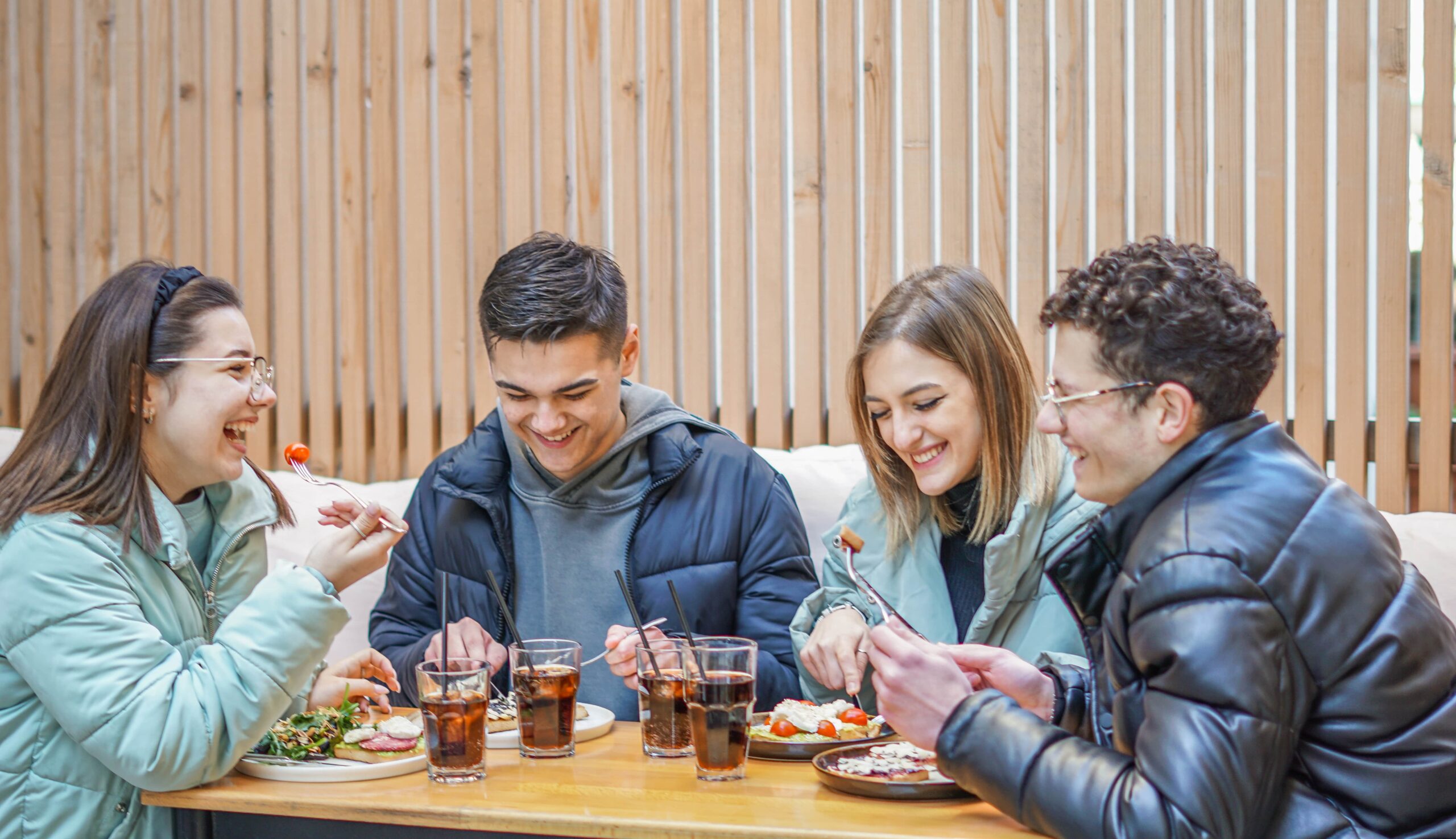 adolescenti cenano insieme