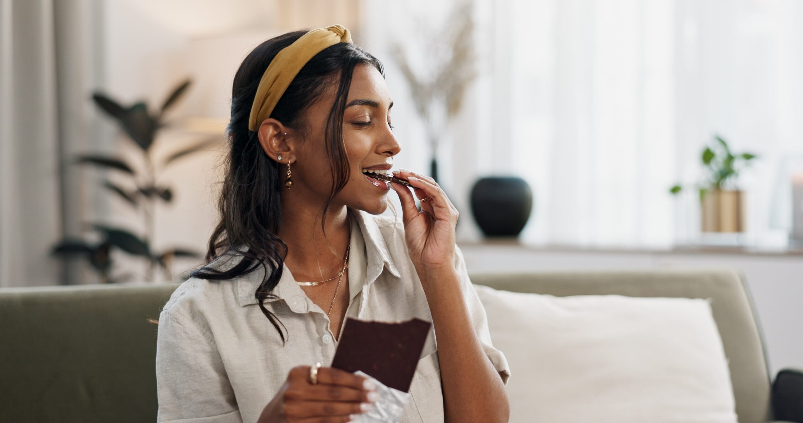 donna mangia cioccolato che migliora l'umore