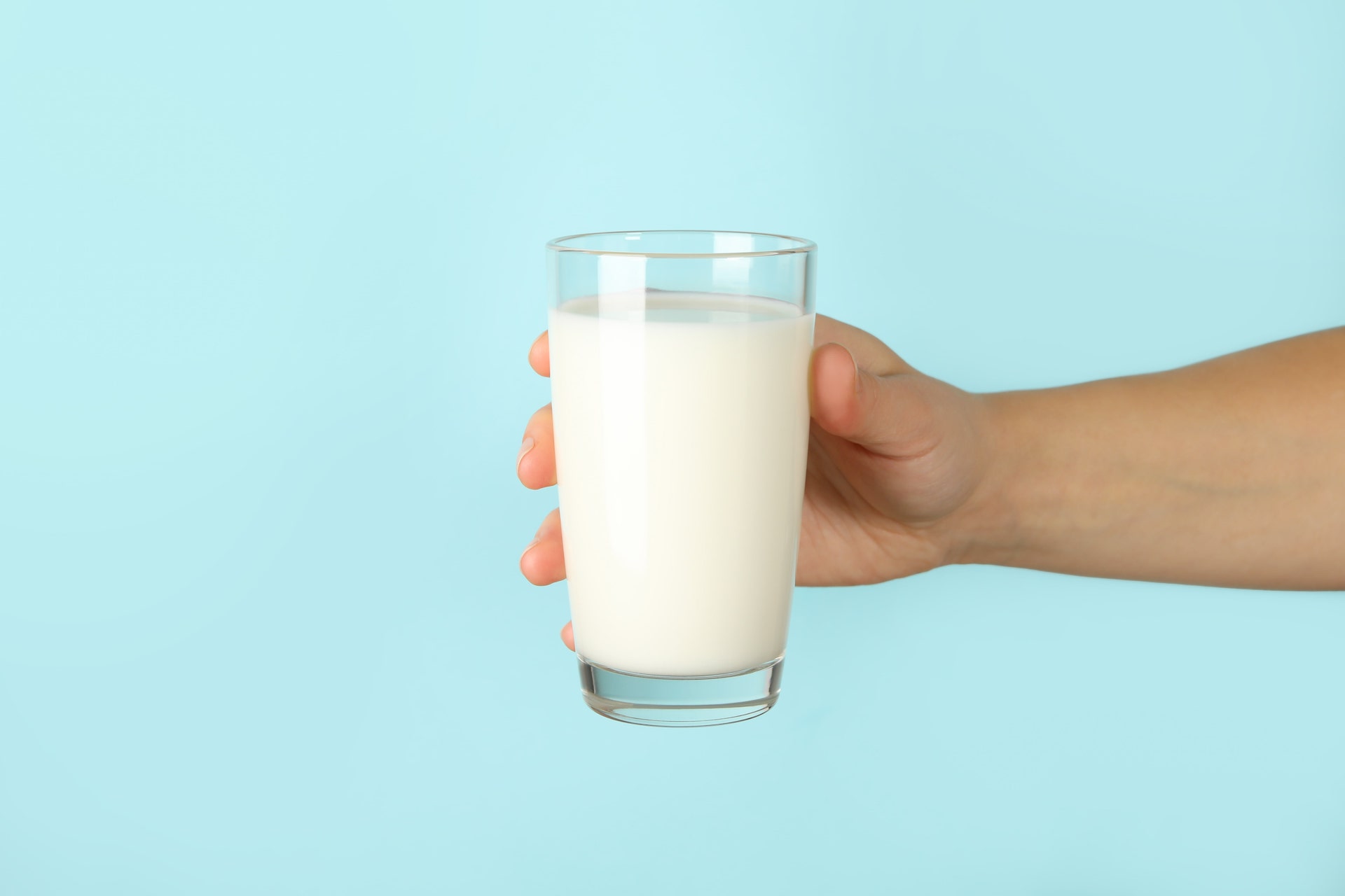 bicchiere di latte importante per la crescita dei bambini
