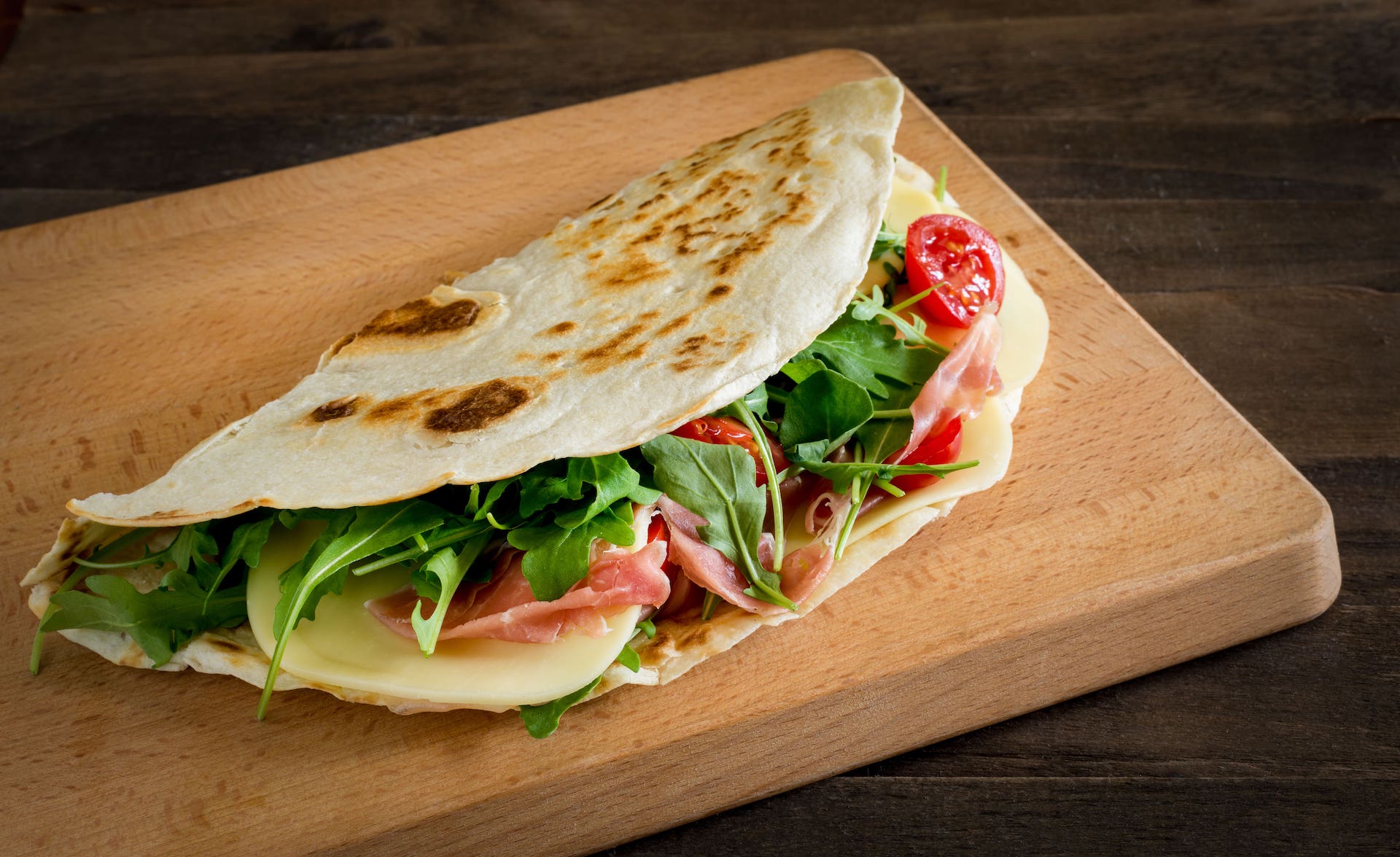 piadina farcita con rucola, prosciutto e formaggio
