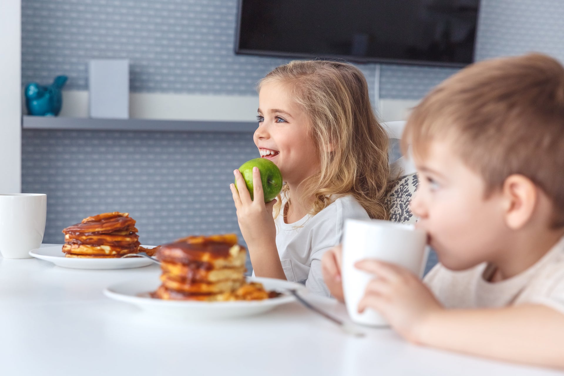 bambini fanno colazione