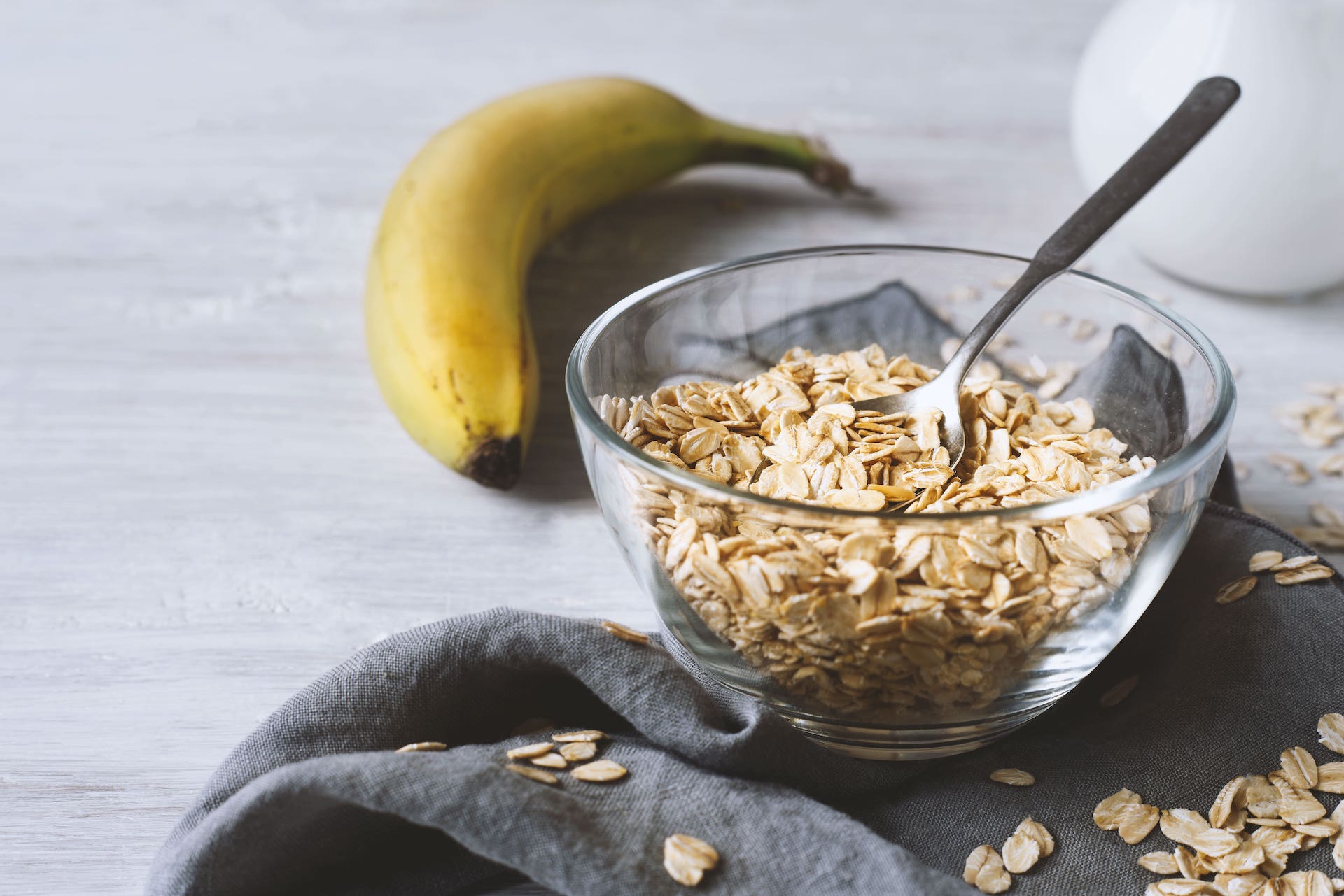 ciotola di avena e una banana affianco