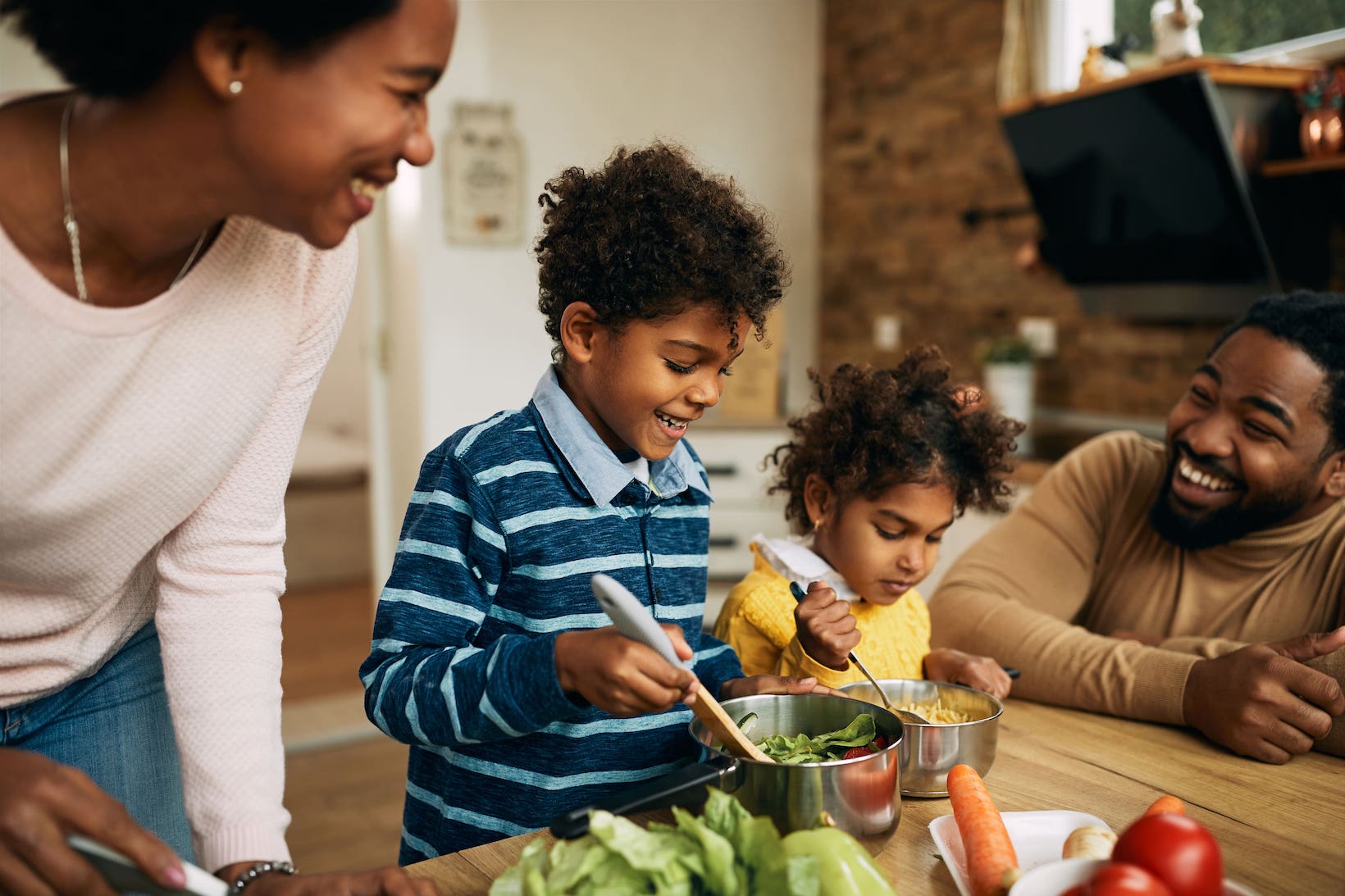 bambini cucinano insieme cibo sano