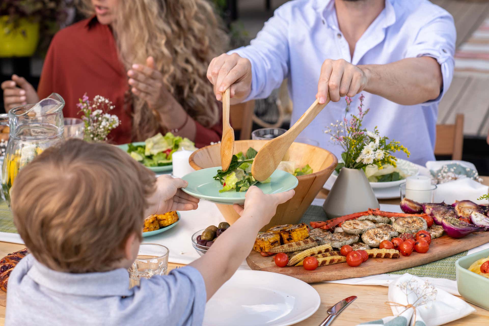 bambino viene servito una porzione di insalata