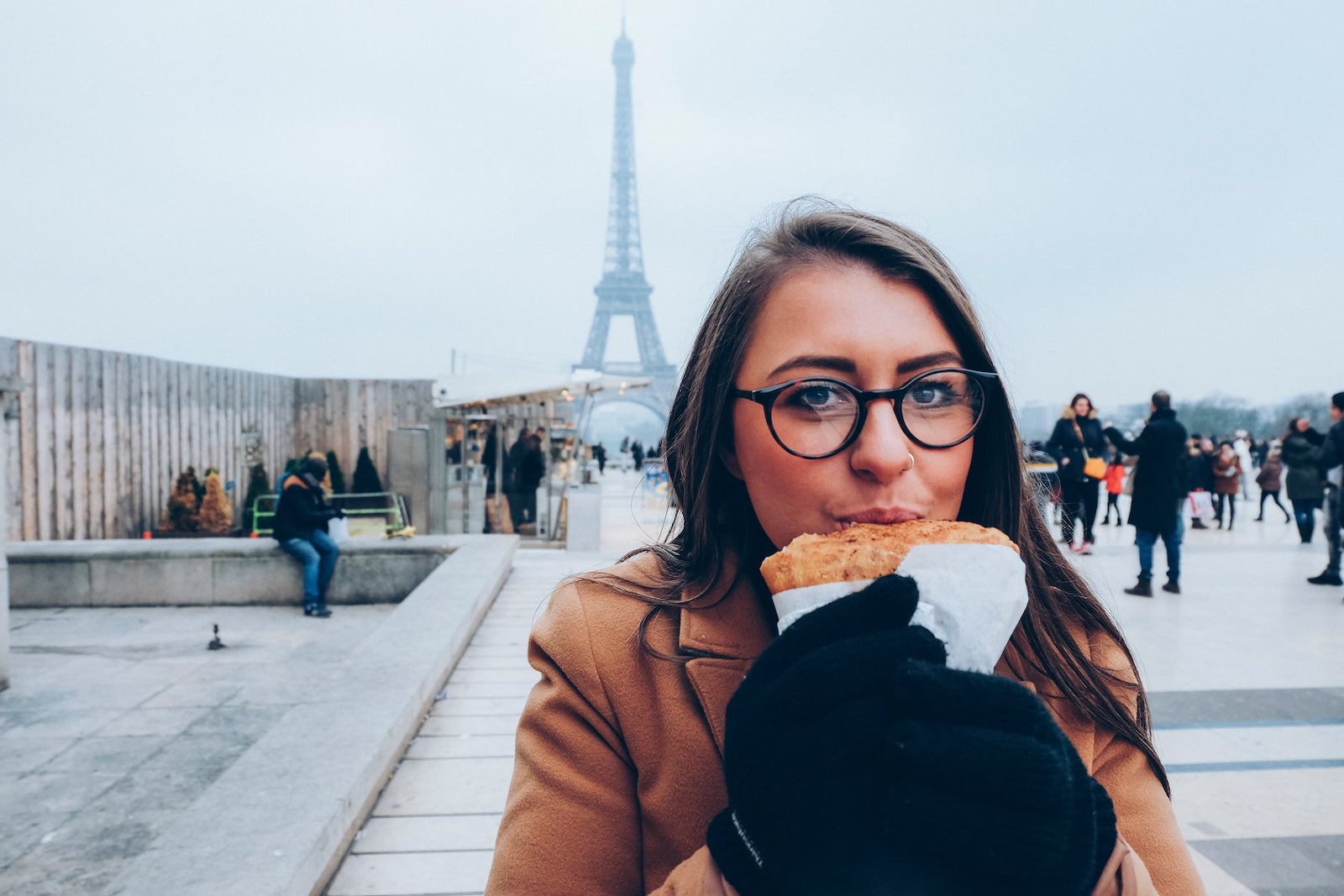 ragazza mangia crepes street food a parigi