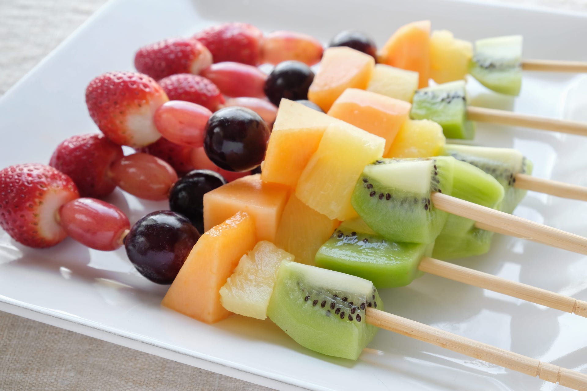 spiedini di frutta per una merenda colorata e salutare