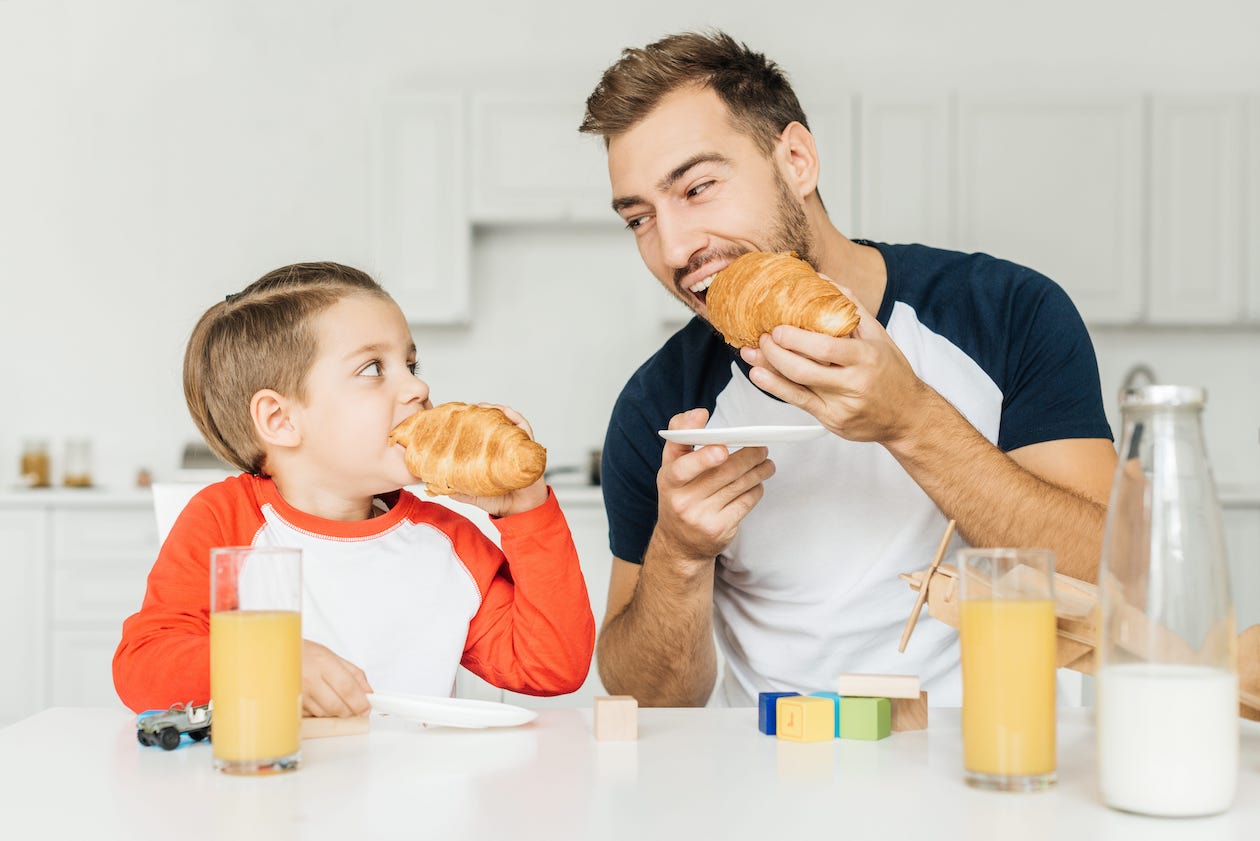 fare colazione insieme durante la festa del papà