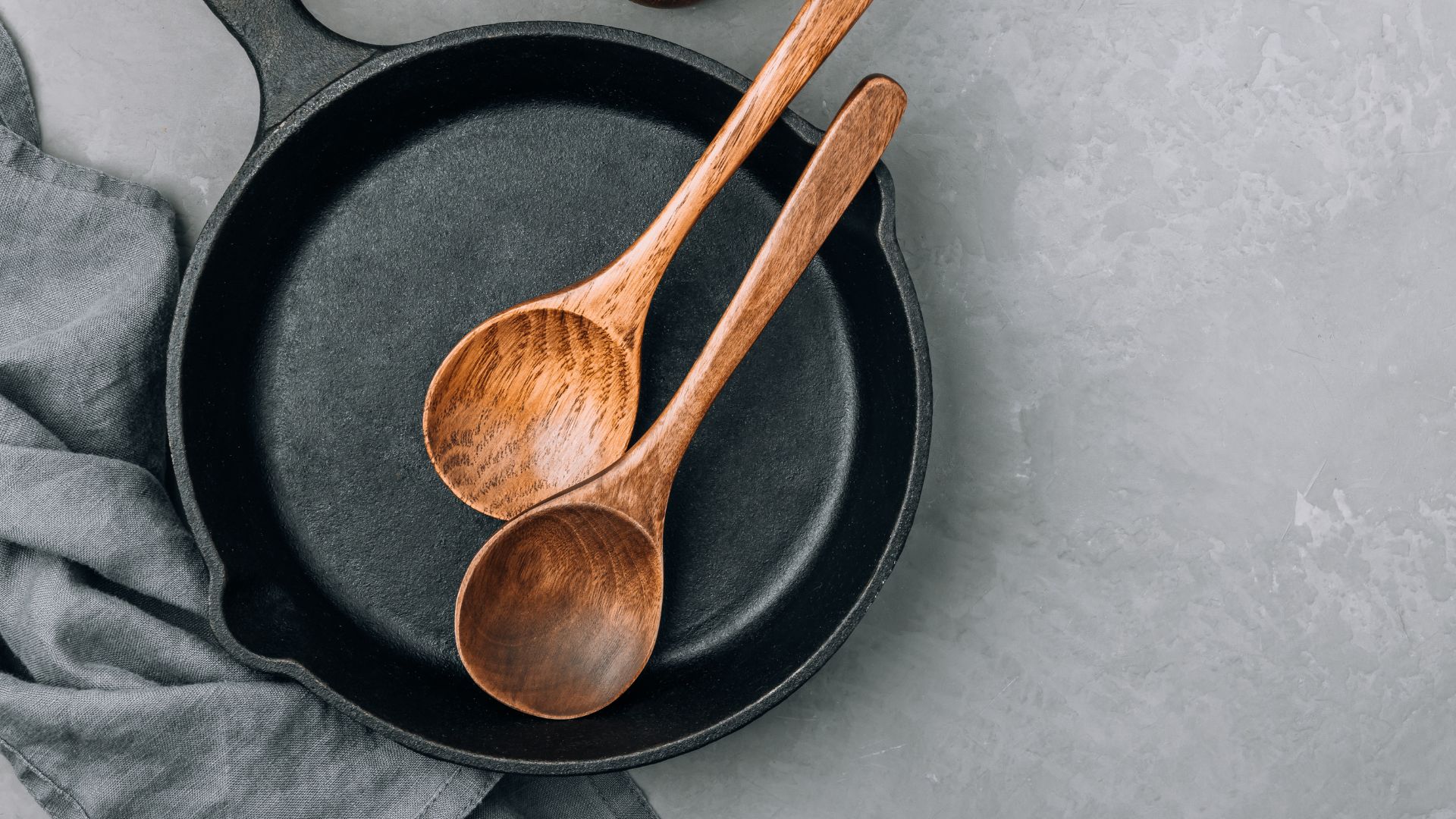 cucchiaio di legno usato in cucina 