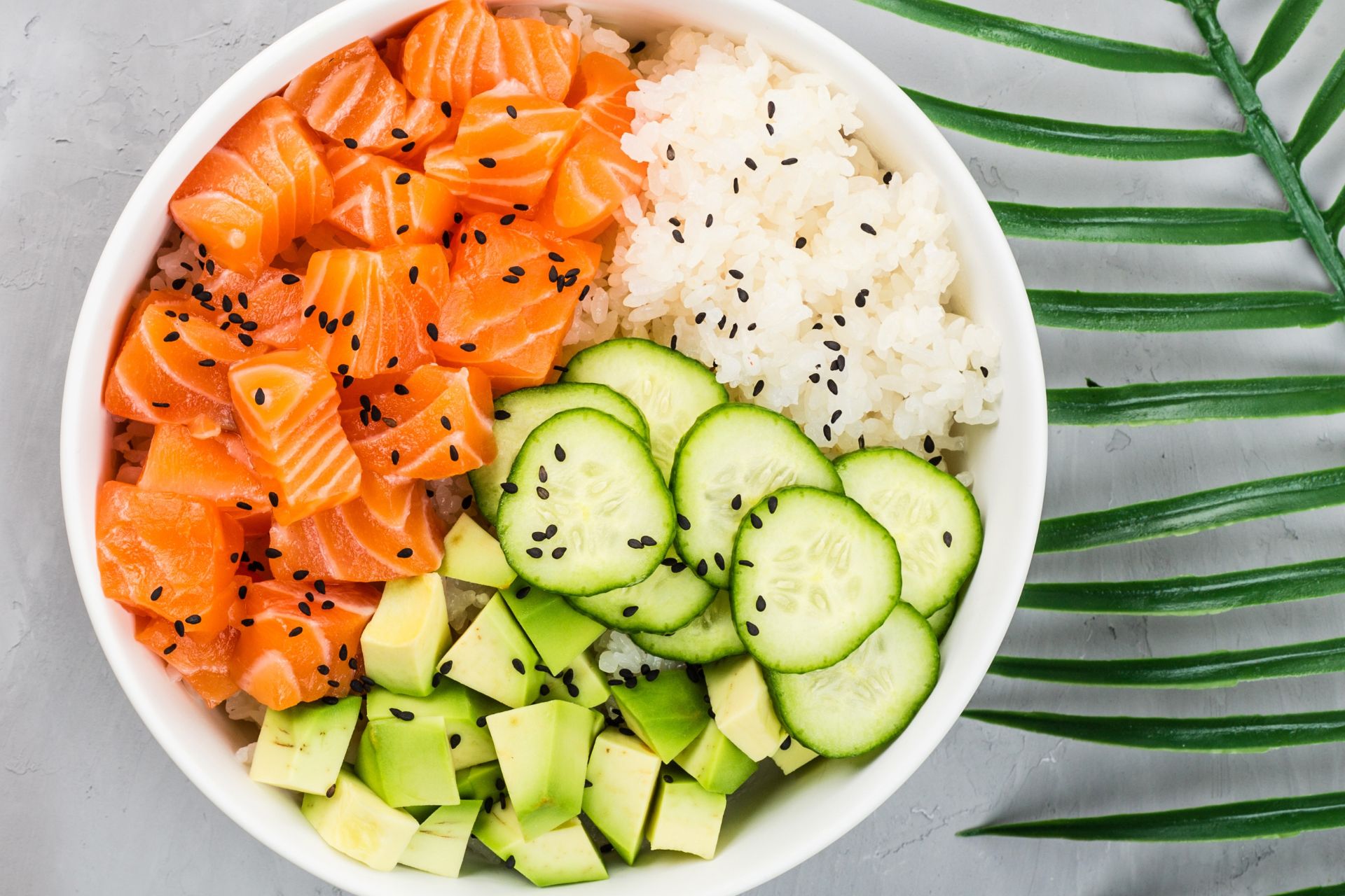 poke con riso, salmone, avocado e verdure